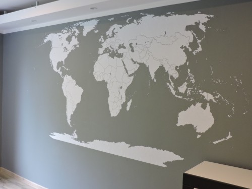 biała welurowa mapa na ścianie