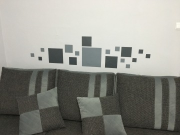 Kwadraciki na ścianie nad kanapą