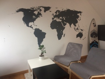 Naklejka w salonie mapa świata