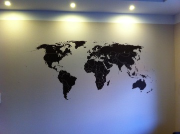 Czarna mapa świata na ścianie
