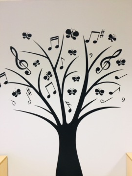Naklejka do szkoły muzycznej drzewko z nutami