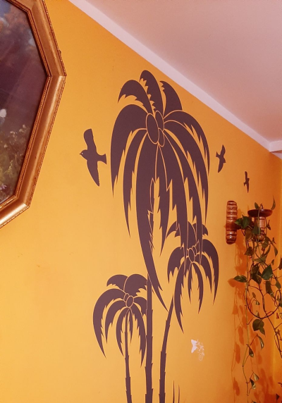 brązkowe palmy na ścianie