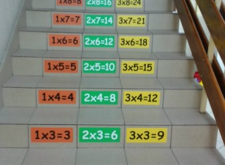 Nalepki samoprzylepne na schody z tabliczką mnożenia