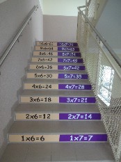 tabliczka mnożenia kolor beżowy i fioletowy