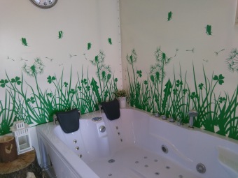 Naklejka na ścianę zielona łąka z dmuchawcami