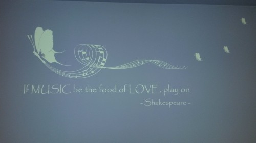 Naklejka na ścianę nuty z dodatkowym tekstem.