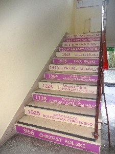 Naklejki na schody do szkoły, daty historyczne.