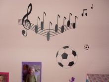 Naklejka na ścianę piłka nożna, nutki. 