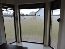 Naklejki na szyby z efektem piaskowania.