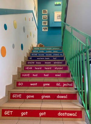 Naklejki na schody w języku angielskim w szkole podstawowej