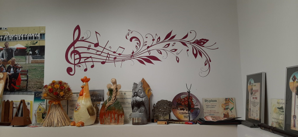 Naklejka na ścianę z weluru klucz wiolinowy, motylek, nutki, pięciolinia