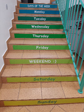 Naklejki w języku angielskim do szkoły na podstopnie schodów