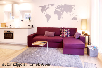 Naklejka na ścianę w salonie nad kanapą mapa świata 