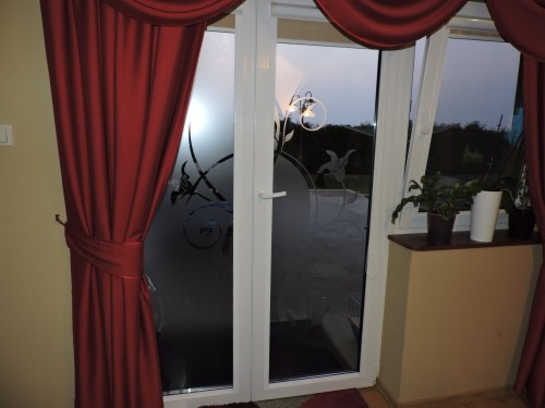 Naklejka na szybę, okno z motywem kwiatowym. 