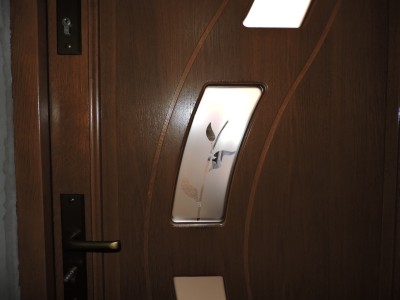 Naklejka na szybkę w przeszklonych drzwiach.