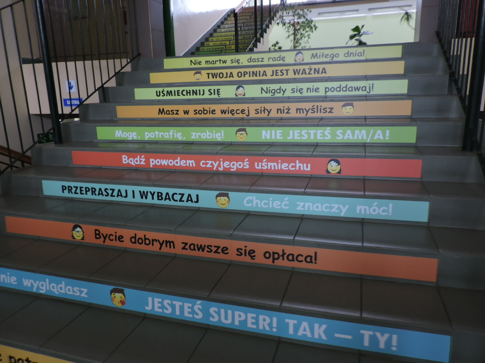 Naklejki na schody teksty motywacyjne do szkoły