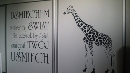 Naklejka na ścianę żyrafa i tekst