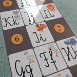 Naklejka do szkoły na podłogę z literami alfabetu, gra w klasy K9