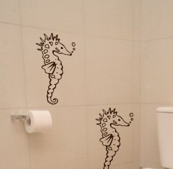 Różne wzory z naklejkami morskimi na płytki do łazienki