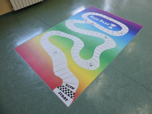 Naklejka podłogowa w szkole podstawowej, gra w kapsle.