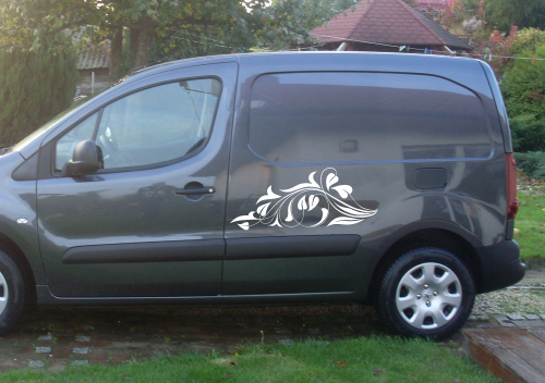 Dekoracyjna naklejka na samochód z motywem kwiatowym