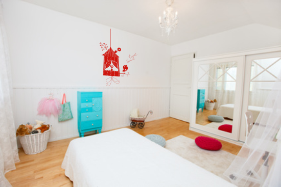 Naklejki na ścianę do pokoju dziecka śpiewający ptaszek z budką