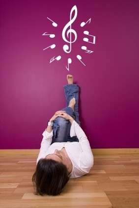 Welurowa biała naklejka ścienna klucz wiolinowy i nuty