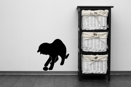 naklejka ozdobna na ścianę do pokoju dziecięcego kotek z piłką