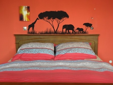 Naklejki na ścianę do sypialni żyrafa i słonie z drzewami