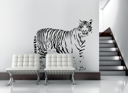 Welurowa czarna naklejka z tygrysem na ścianie w salonie