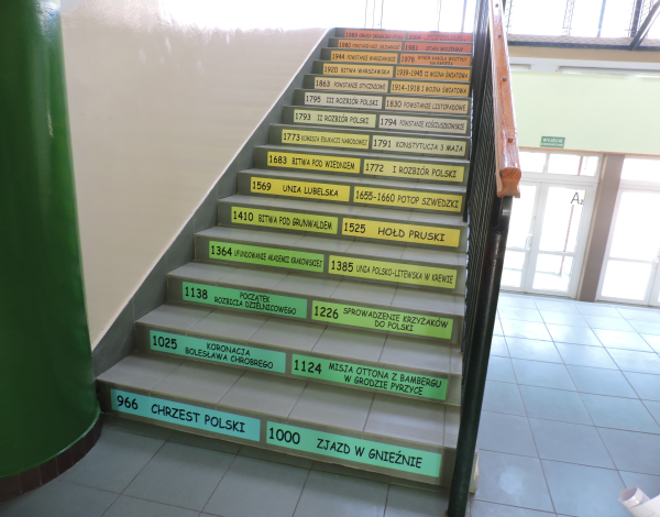 Naklejki na schody do szkoły podstawowej historia daty