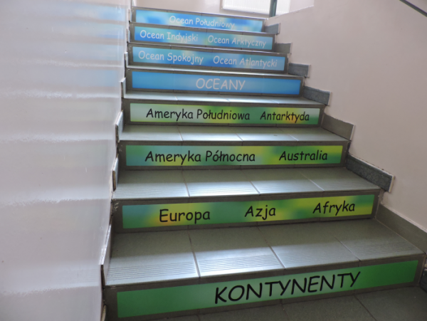 Naklejki laminowane na schody oceany i kontynenty