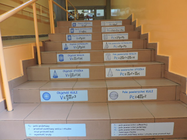 Naklejki na schody z bryłami przestrzennymi do szkoły podstawowej