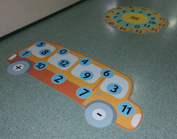 Naklejka na podłogę do szkoły, gra edukacyjna matematyczna