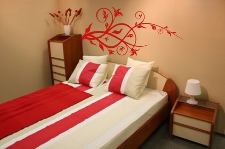 Naklejki na ścianę kwiaty w sypialni