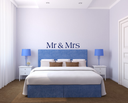 Szablon malarski na ścianę do sypialni z napisem Mr & Mrs 