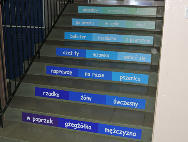 Naklejki na schody, szkoła podstawowa, trudne słowa w języku polskim. 