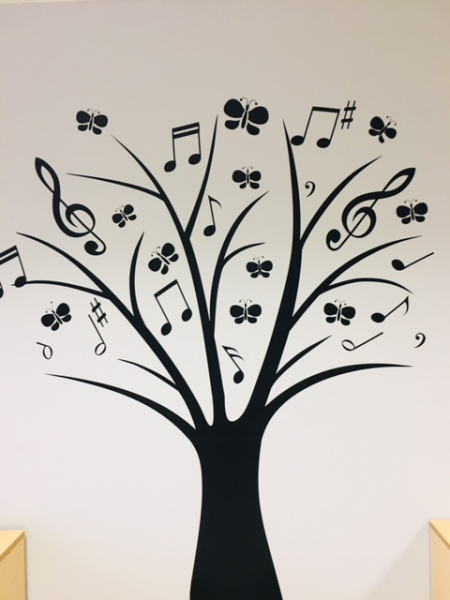 Naklejka na ścianę do przedszkola drzewko muzyczne