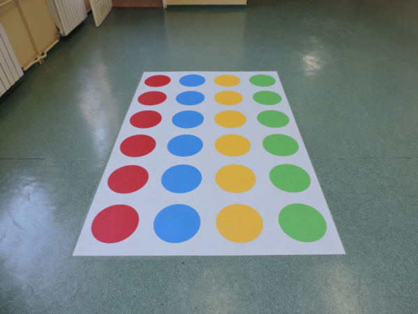 Naklejka na podłogę w szkole podstawowej twister, gra korytarzowa.