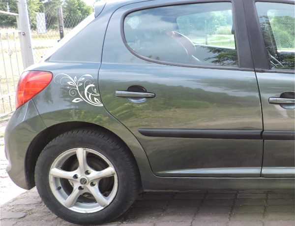 Naklejka na samochód z kwiatkiem