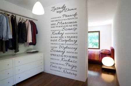 Welurowa czarna naklejka na ścianę z tekstem zasady tego domu