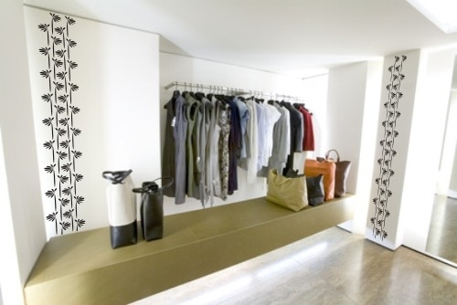 Welurowa naklejka na ścianę pasek ozdobny w garderobie