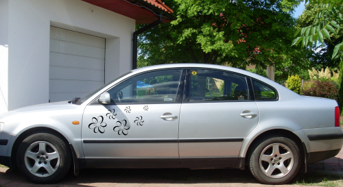 Naklejka z kwiatkiem na samochód