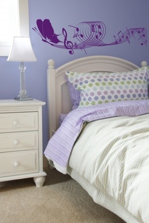 Welurowa naklejka do pokoju młodzieżowego motyl z nutami na pięciolinii 