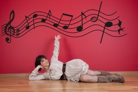 Muzyczne naklejki na ścianie w salonie