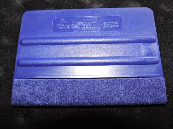 profesjonalna rakla avery do przyklejenia naklejki na ścianę i szablonu malarskiego