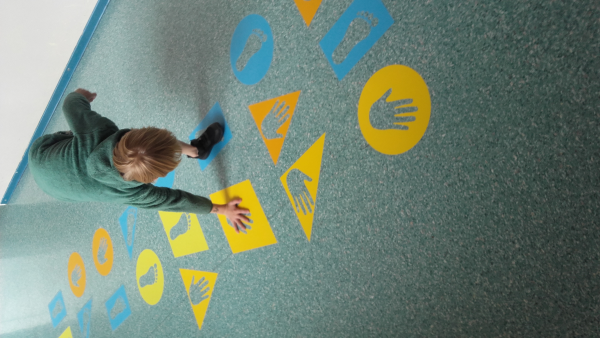 Naklejki na podłogę stopy i dłonie