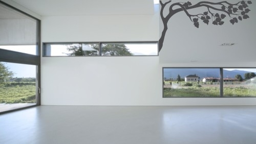 Welurowa szara naklejka na ścianę gałązka do salonu