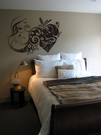 Naklejka wezgłowie na ścianie w sypialni serce z napisem love i twarz kobiety