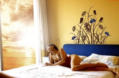 Welurowa naklejka na ścianę do sypialni kwiat